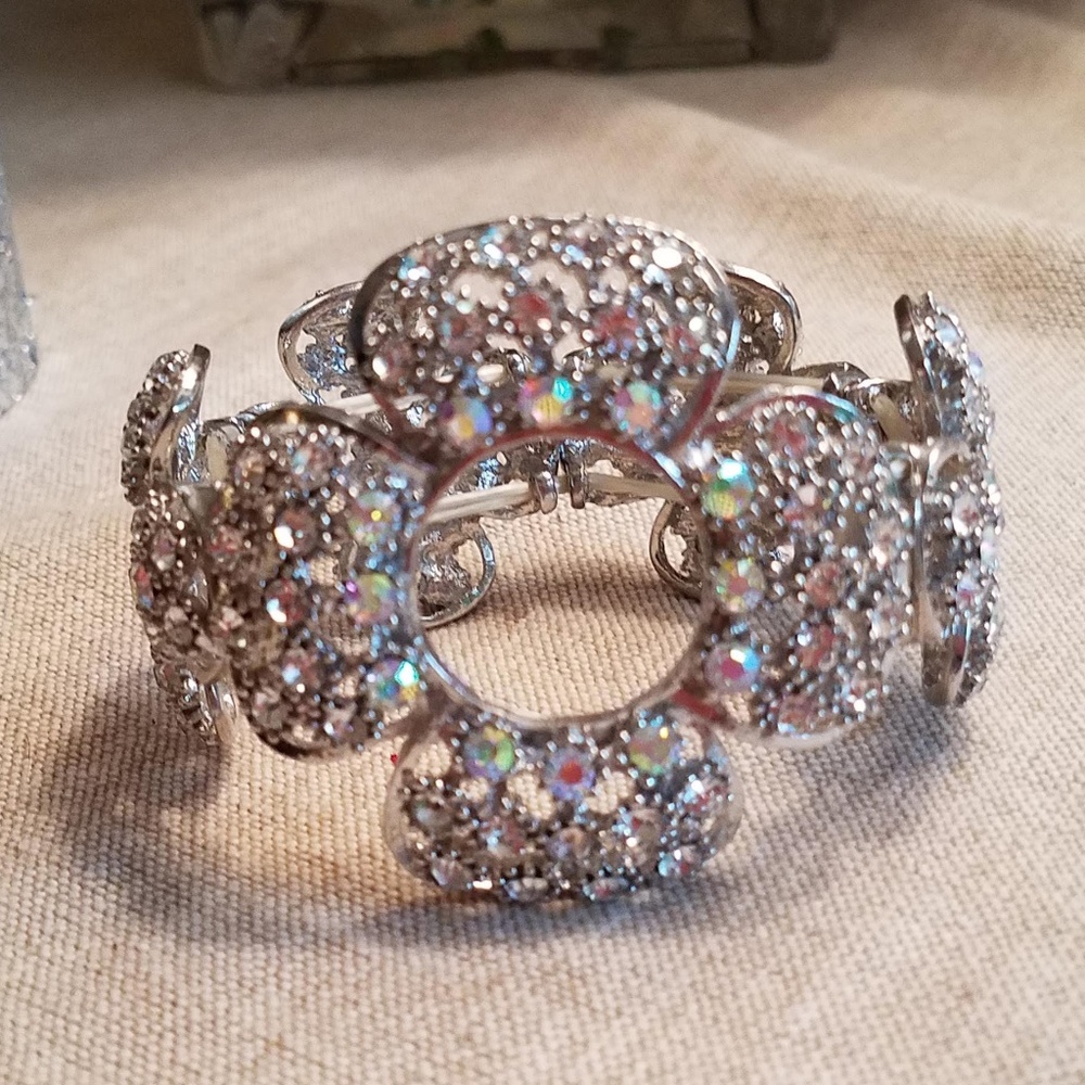 NWT Flower Motif Stretch Rhinestone Bracelet - Picture 1 of 6